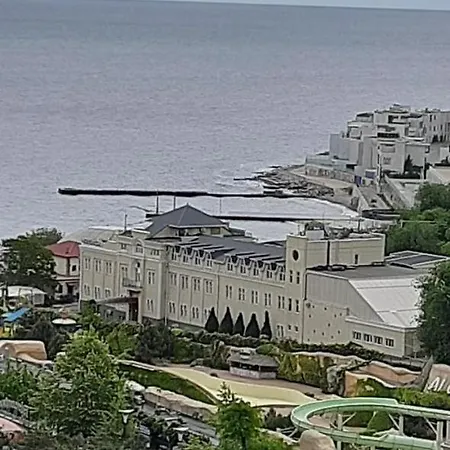 студия-спальня с боковым видом на море и аллею в аркадии Appartamento Odessa
