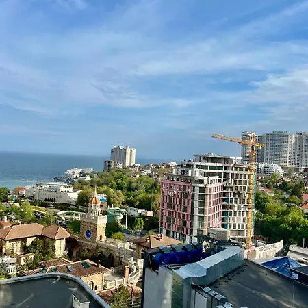 студия-спальня с боковым видом на море и аллею в аркадии Odessa
