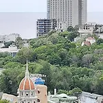 студия-спальня с боковым видом на море и аллею в аркадии דירה *