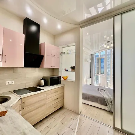 студия-спальня с боковым видом на море и аллею в аркадии