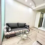 студия-спальня с боковым видом на море и аллею в аркадии Apartament