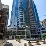 студия-спальня с боковым видом на море и аллею в аркадии Apartament